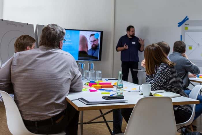 Teilnehmer hören Trainer von Me & Company im Rahmen der Masterclass Agile Leadership zu