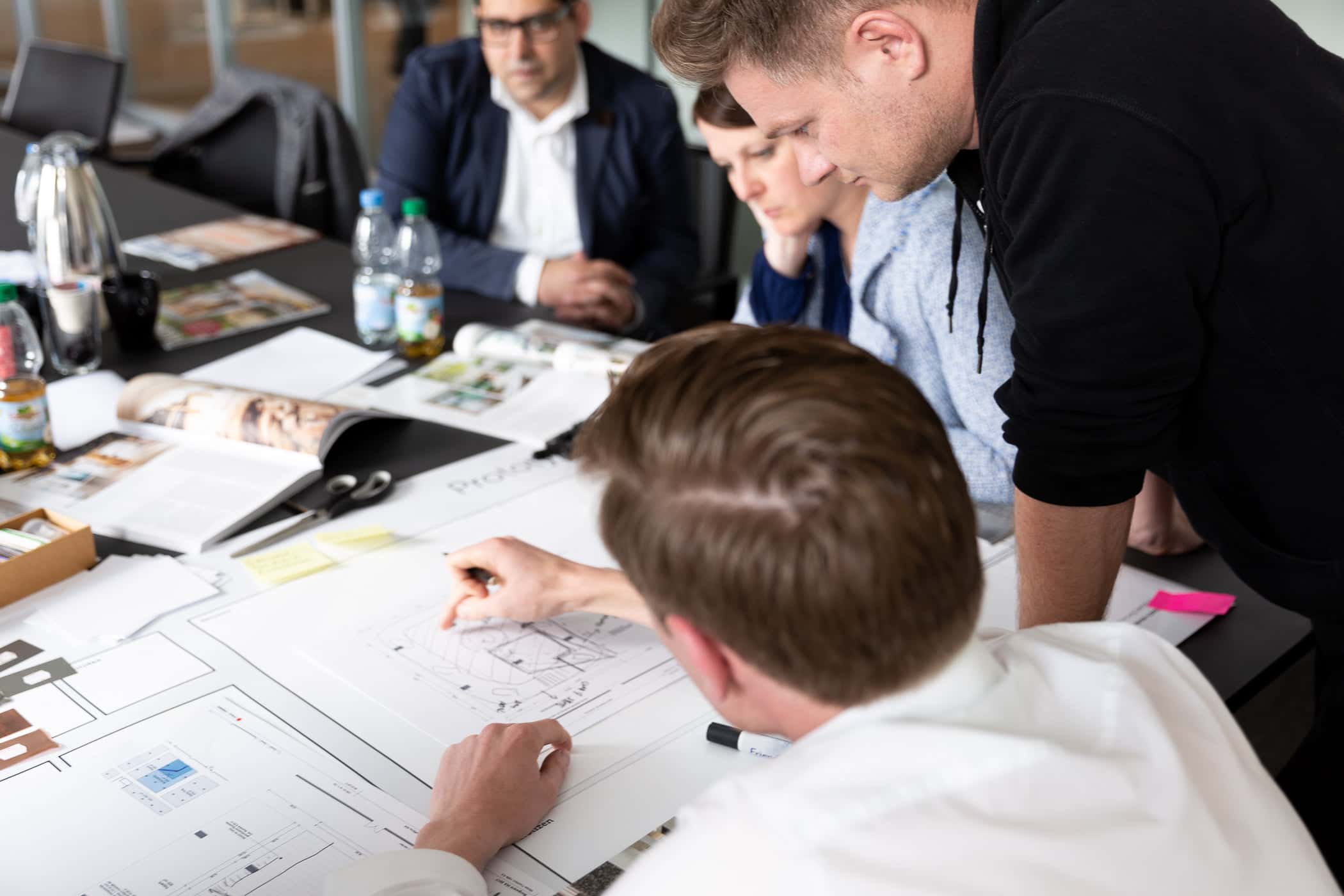 Teilnehmer der Masterclass Agile Leadership von Me & Company arbeiten co-kreativ zusammen