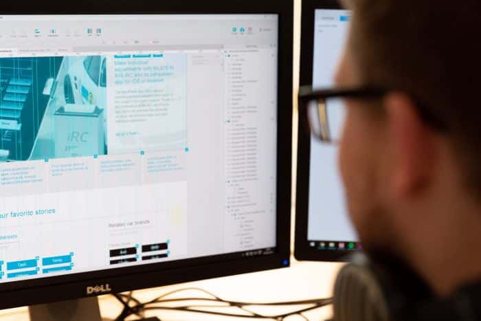 Mitarbeiter von Me & Company arbeitet am PC an digitalen Lösungen für Kunden