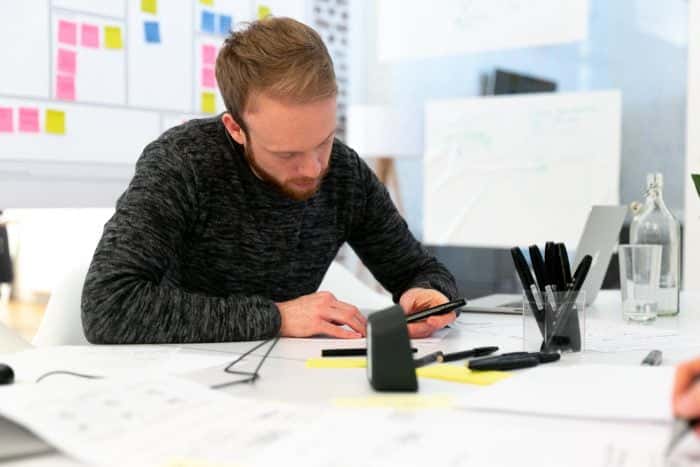 Teilnehmer der Masterclass Agile Pioneers arbeitet an einem Papier-Prototypen