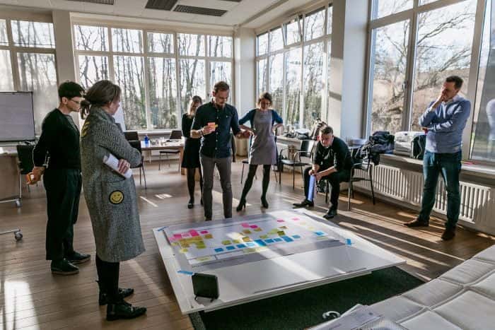 Mitarbeiter von Schacht One arbeiten co-kreativ an einem Canvas von Me & Company