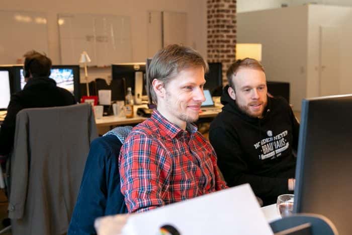 Mitarbeiter von Me & Company arbeiten im Pairing gemeinsam an einem Arbeitsplatz