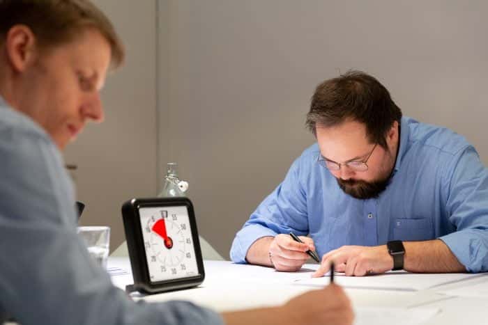 Mitarbeiter von Me & Company bereiten sich auf das Halten eines Agile Leadership Webinars vor