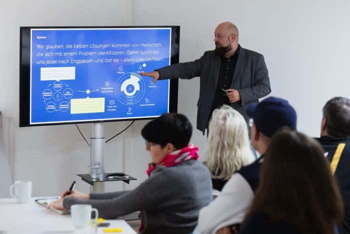 Mitarbeiter von Me & Company hält einen Impulsvortrag