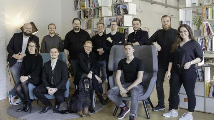 Das Team von Me & Company vor einem Bücherregal
