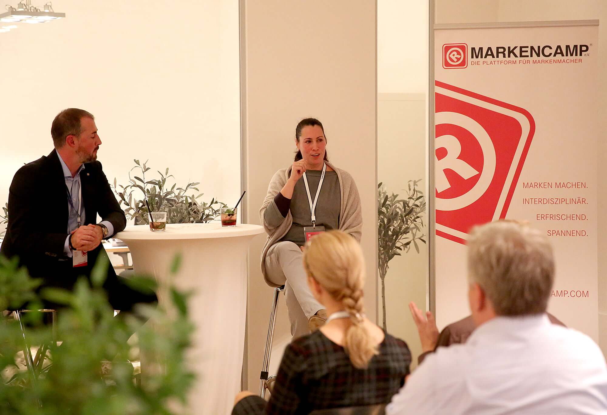 Zwei Sprecher auf der Bühne bei der Markenlounge