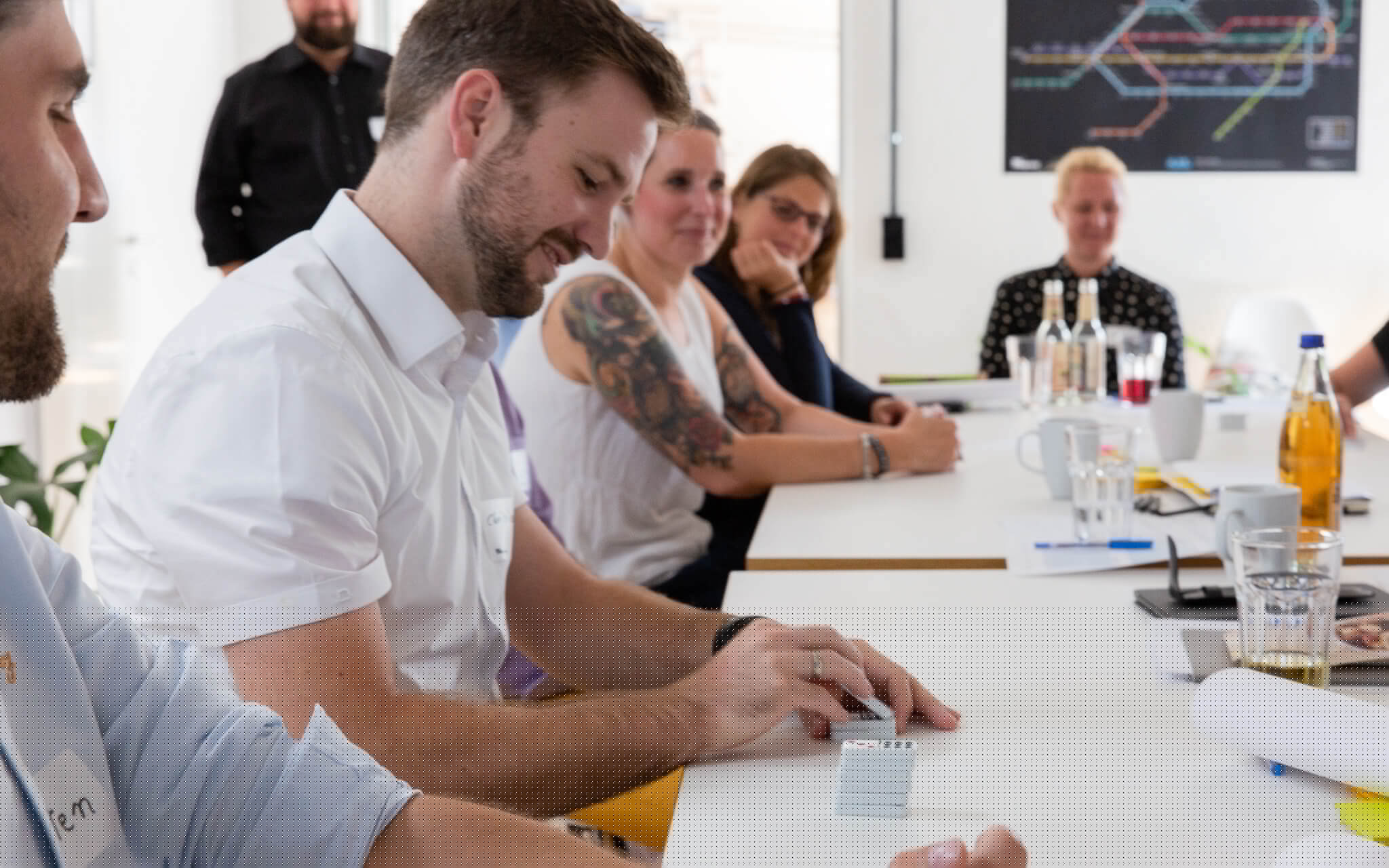 Teilnehmer eines Kickstarter Trainings werden mit dem Agile Domino vertraut gemacht
