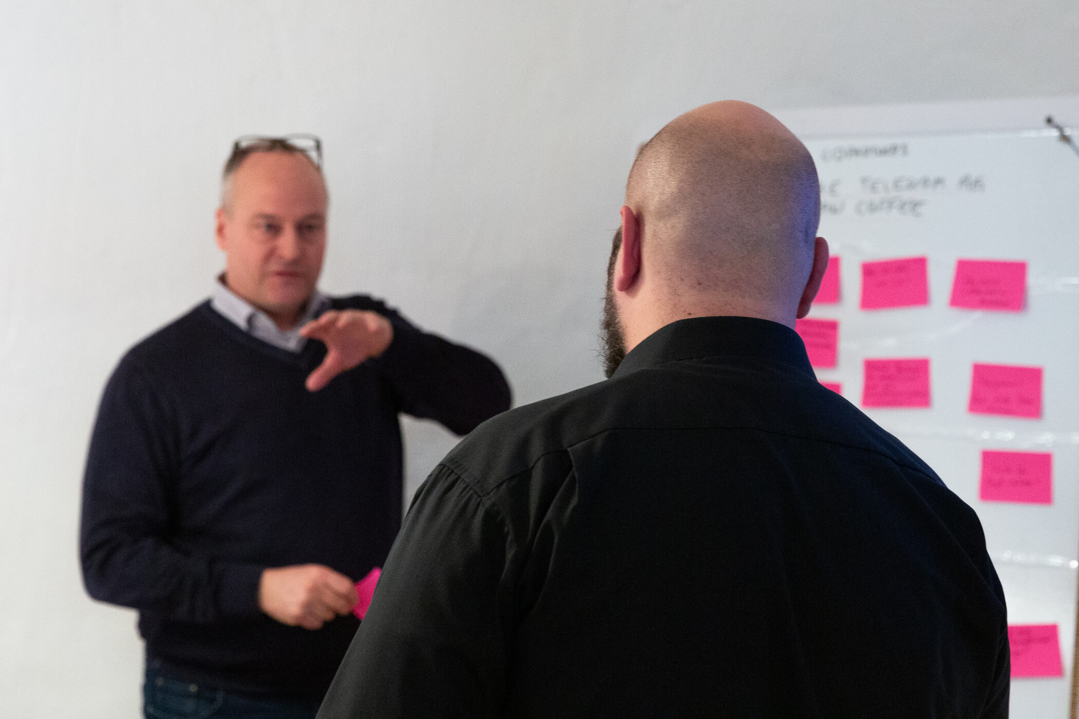 Nils Tißen im Gespräch mit einem Manager