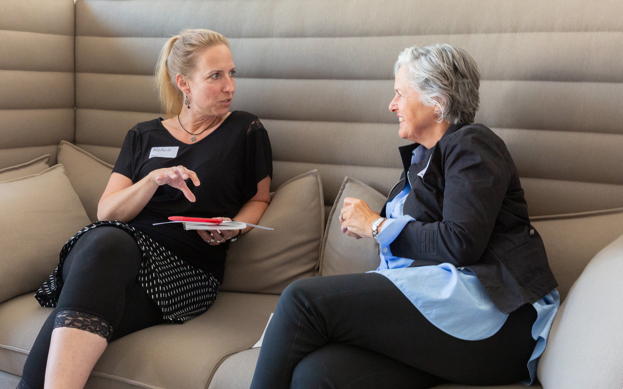 Gespräch zwischen zwei Trainingsteilnehmern