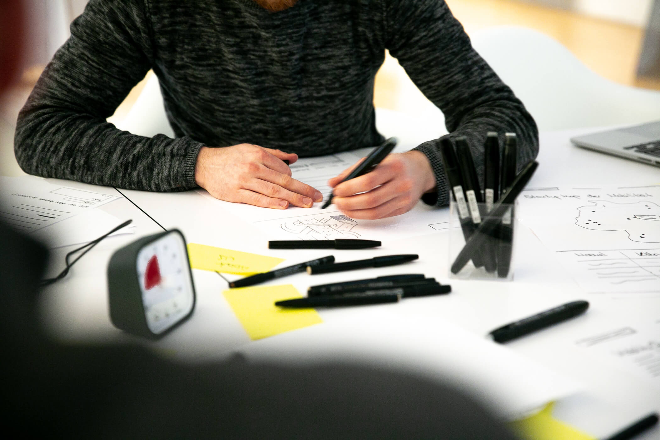 Teams entwickeln Ideen um Markenerlebnisse zu steigern und testen diese mit Hilfe von Prototypen