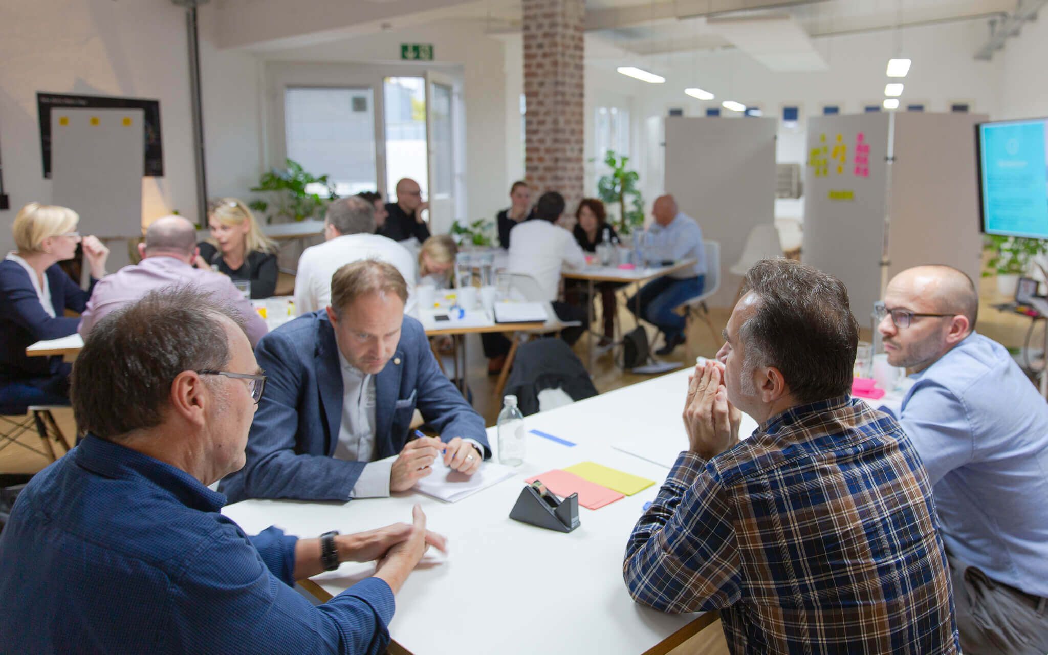 Gruppenarbeit im Meetingraum Rethink Tank während einem Agile Leadership Trainings