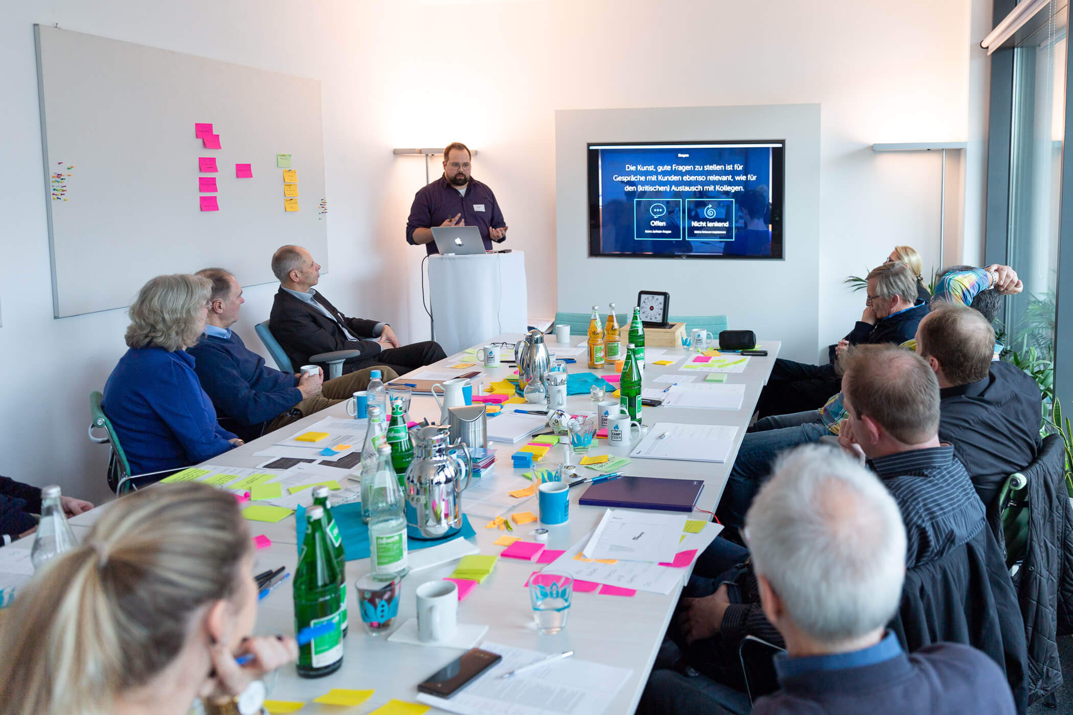 Alex von Me & Company hält einen Vortrag vor einem team der Essener Wirtschaftsförderung