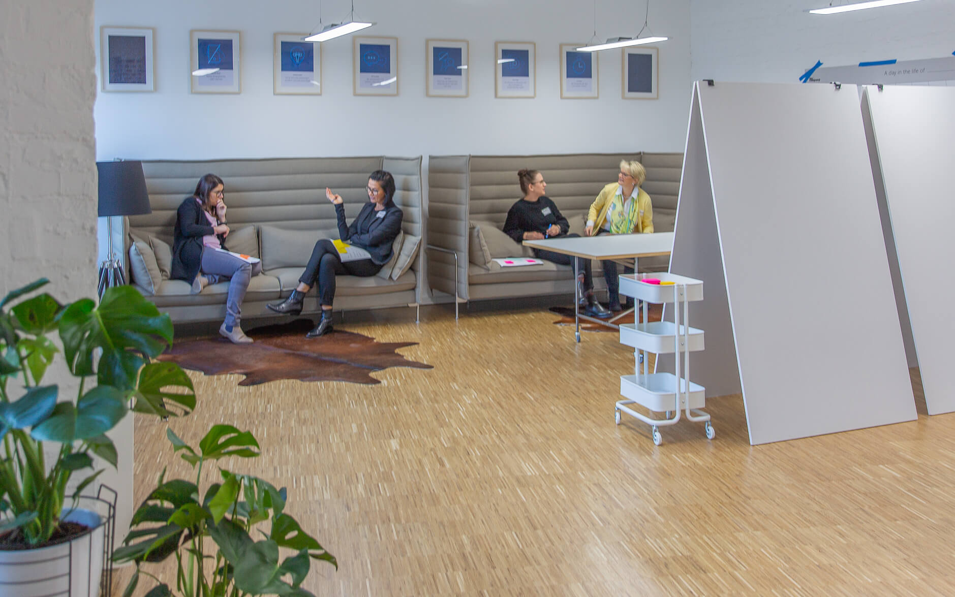 Workshop-Teilnehmer sitzen in den zwei Alkoven des Rethink Tank und tauschen sich aus