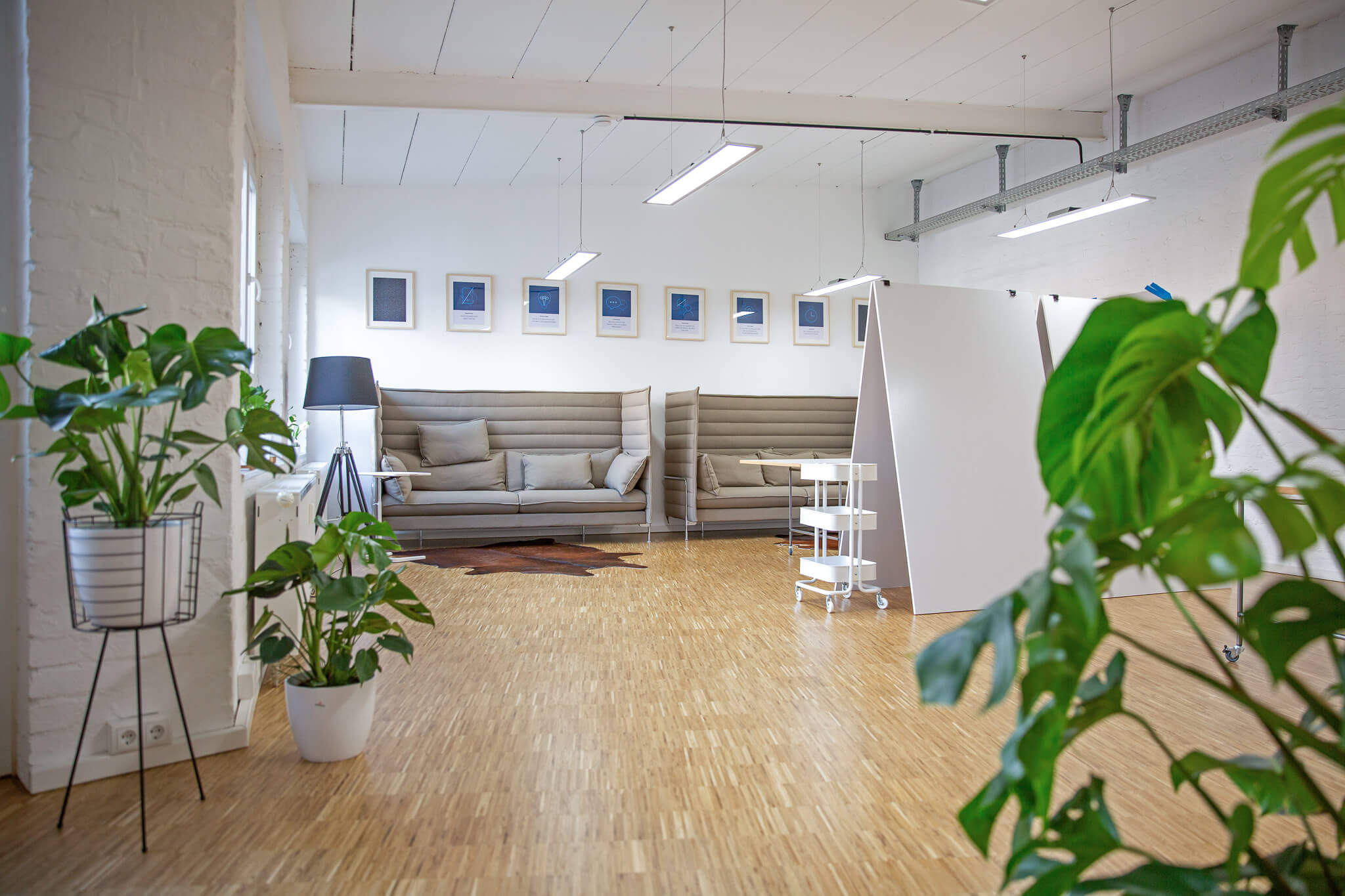 Meetingraum von Me & Company mit zwei Alkoven und Whiteboards zum co-kreativen arbeiten