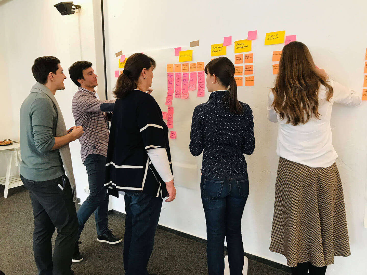 UX Design Workshop mit vielen Teilnehmern vor einem Whiteboard