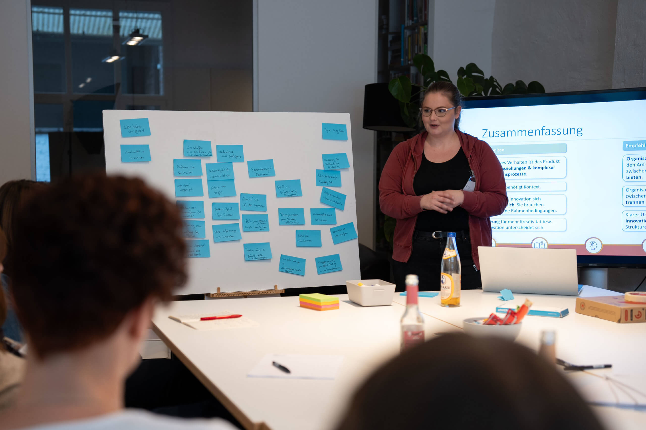 Präsentation der Arbeitsergebnisse des Teams am (digitalen) Whiteboard